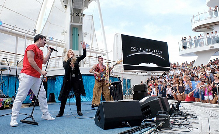 Bonnie Tyler and band
